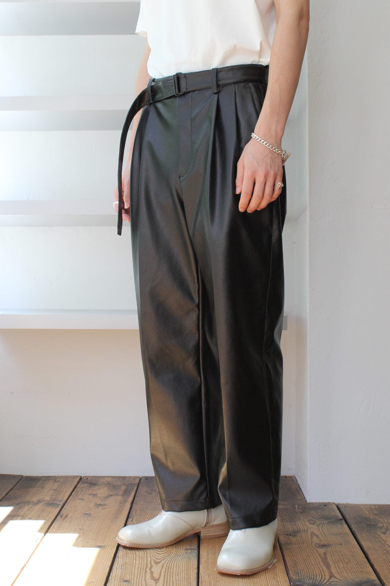 08SIRCUS | SYNTHETIC LEATHER BONDING BELTED PANTS / BLACK