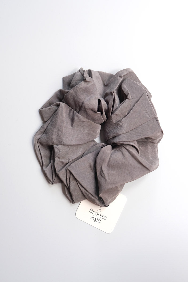 A BRONZE AGE | OVERSIZED SILK SCRUNCHIE / OYSTER シルクシュシュ – STOCK