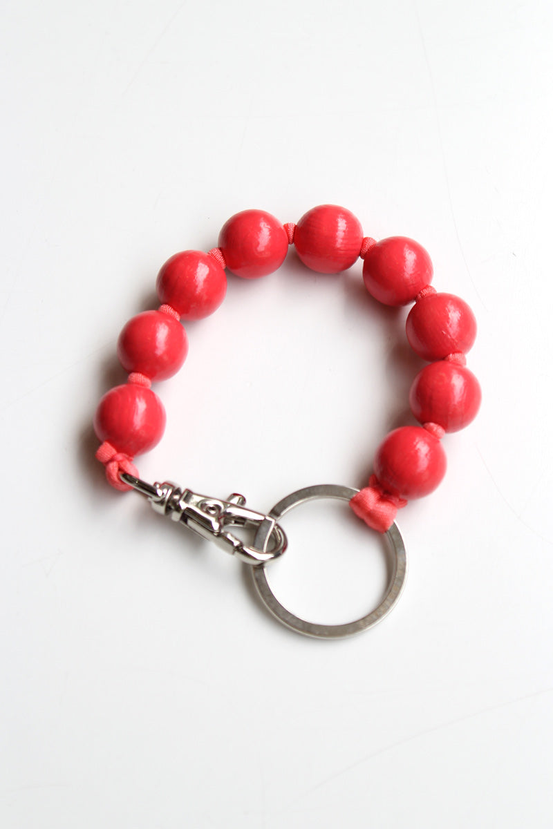 INA SEIFART | DICKE PERLEN SHORT KEYHOLDER / RASPBERRY-RASPBERRY ウッドビーズキーリング  – STOCK