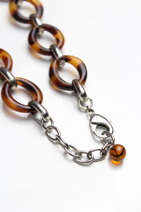 RESIN NECKLACE / BROWN