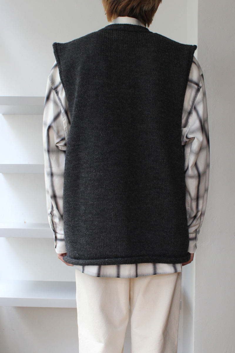 XENIA TELUNTS | MARIUM VEST / CHARCOAL ニットベスト – STOCK