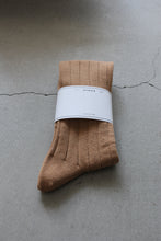Load image into Gallery viewer, COMFORT COTTON RIB HI-SOCKS / CARAMEL