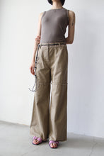 Load image into Gallery viewer, COTTON DYED TWILL KNEE SWITCHING CHINOS / CAMEL