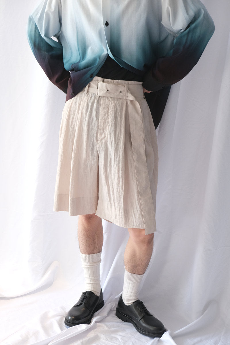 VISCOSE WASHER 2TUCK BELTED SHORTS / BEIGE