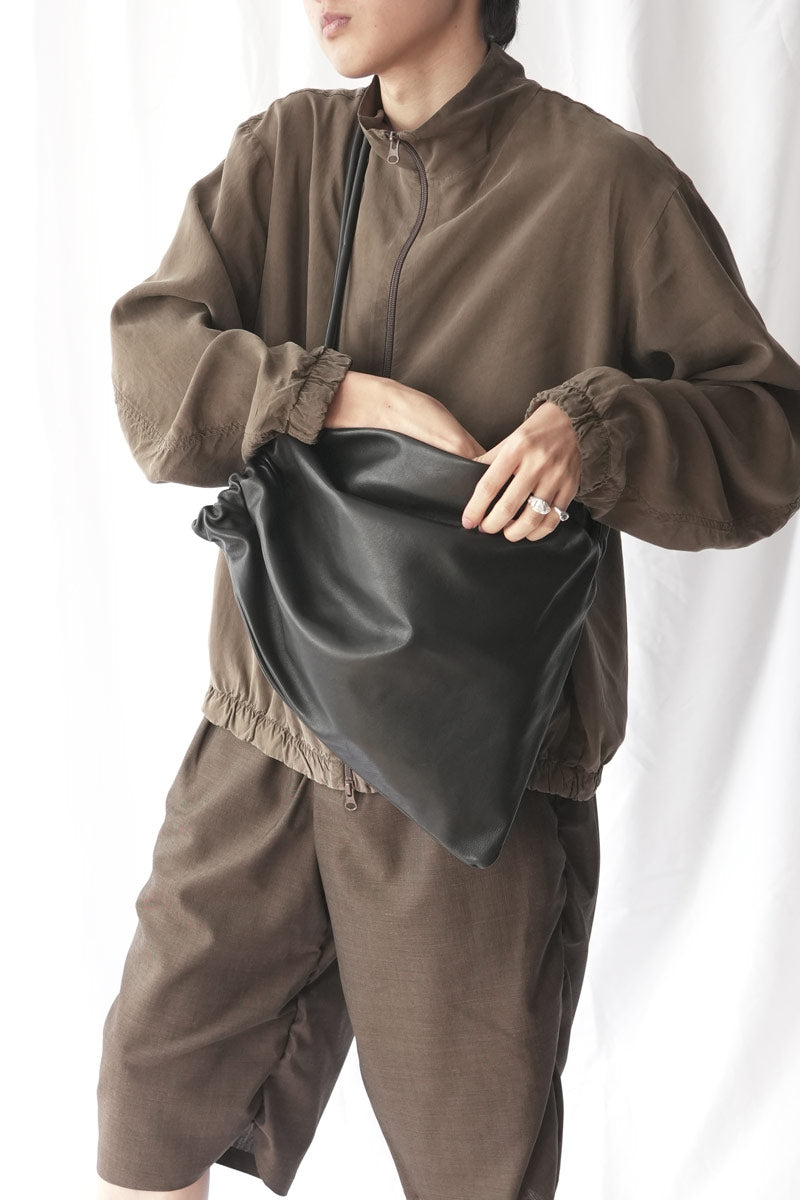 S18 NO.131 LEATHER GATHERED CROSSED BAG / BLACK [金沢店]