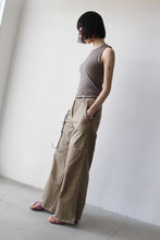 Load image into Gallery viewer, COTTON DYED TWILL KNEE SWITCHING CHINOS / CAMEL