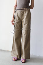 Load image into Gallery viewer, COTTON DYED TWILL KNEE SWITCHING CHINOS / CAMEL