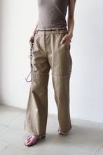 Load image into Gallery viewer, COTTON DYED TWILL KNEE SWITCHING CHINOS / CAMEL