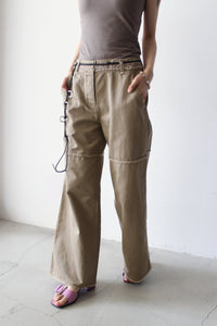 COTTON DYED TWILL KNEE SWITCHING CHINOS / CAMEL