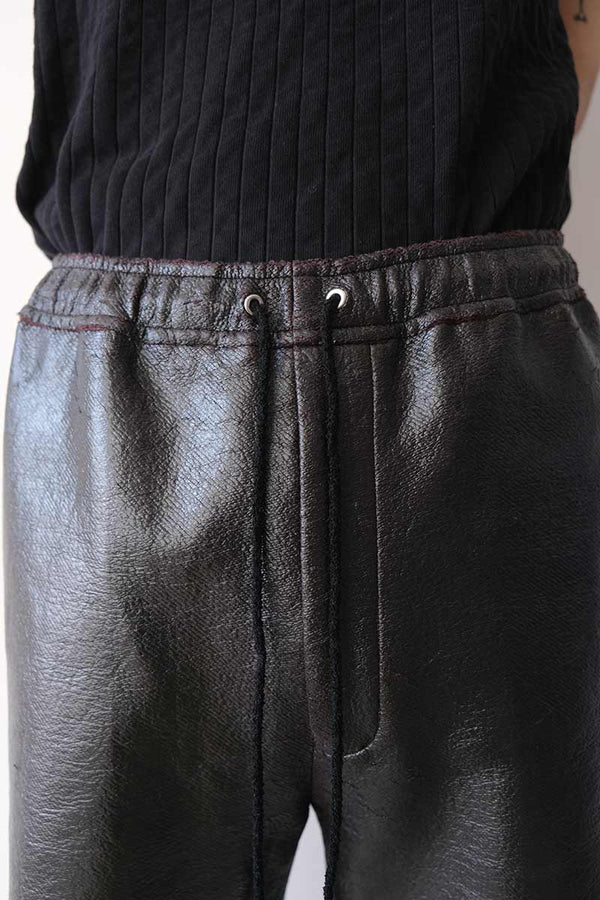LEATHER-ISH SWEAT SHORTS / BLACK LEATHER [20% 할인]
