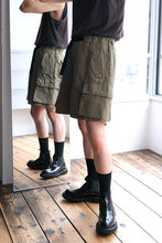 Load image into Gallery viewer, DARK CARGO SHORTS / PALE GREEN 