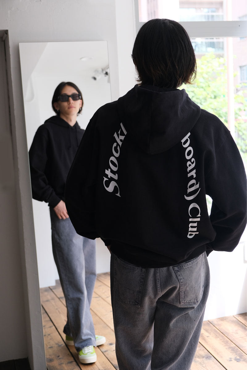 STOCKHOLM SURFBOARD CLUB | BJORN HOODIE / BLACK バックプリントプル