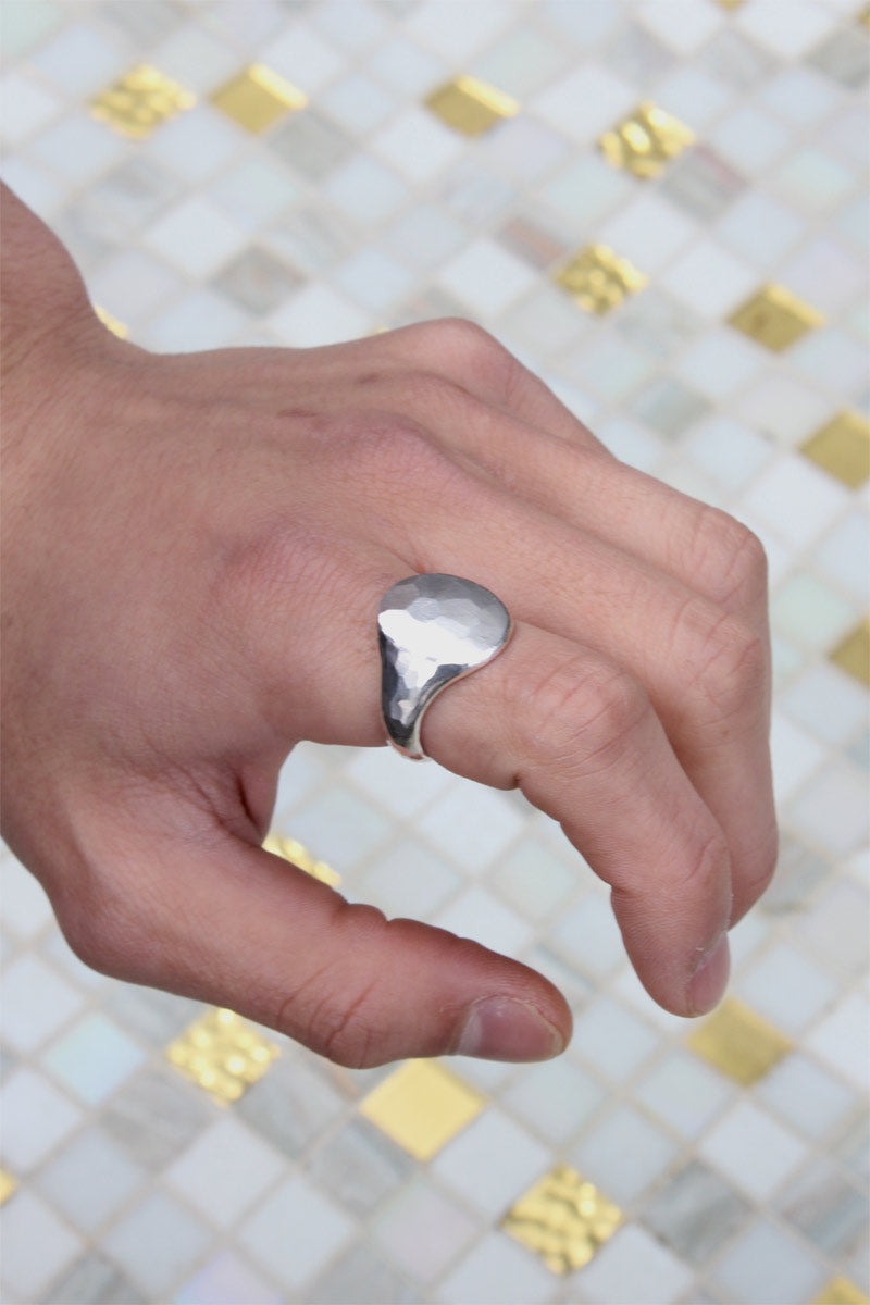 SIGNET RING OVAL HAMMERED /  STERLING SILVER