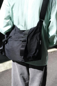 GABARDINE MESSENGER BAG (L) / BLACK