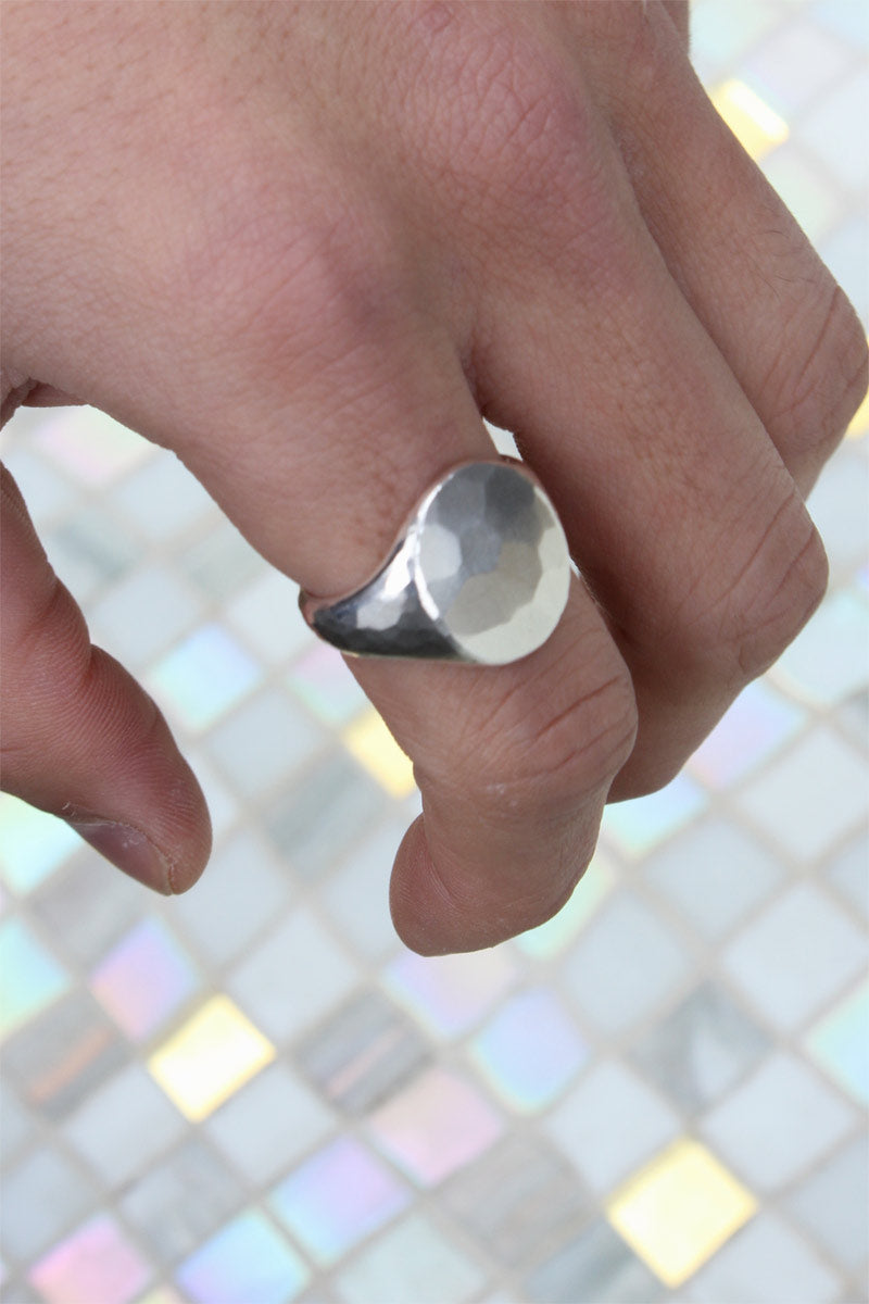 SIGNET RING OVAL HAMMERED /  STERLING SILVER