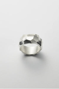 RAUK RING NARROW / CARVED SILVER