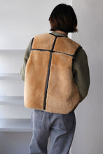 Load image into Gallery viewer, REVERSIBLE SHEARLING VEST / BLACK/BROWN [20%OFF]