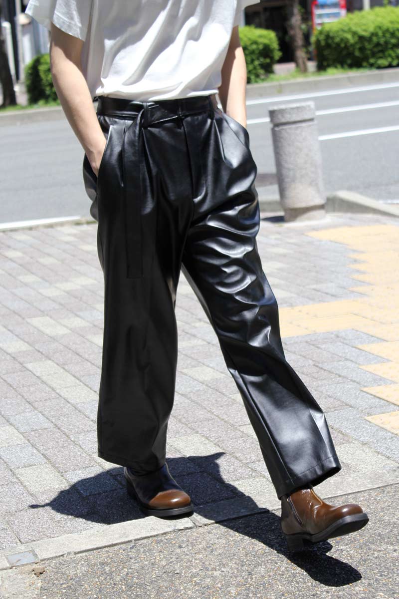 08SIRCUS | SYNTHETIC LEATHER BONDING BELTED PANTS / BLACK