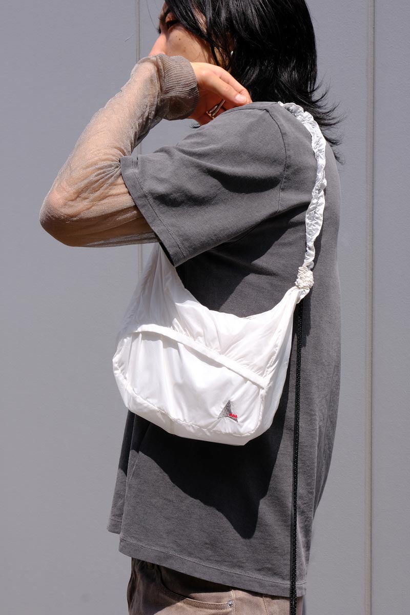 LAKI SMALL PACKABLE KNOT BAG / WISPY CLOUDS