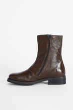 Load image into Gallery viewer, CAMION BOOT/ OLIVE LEATHER