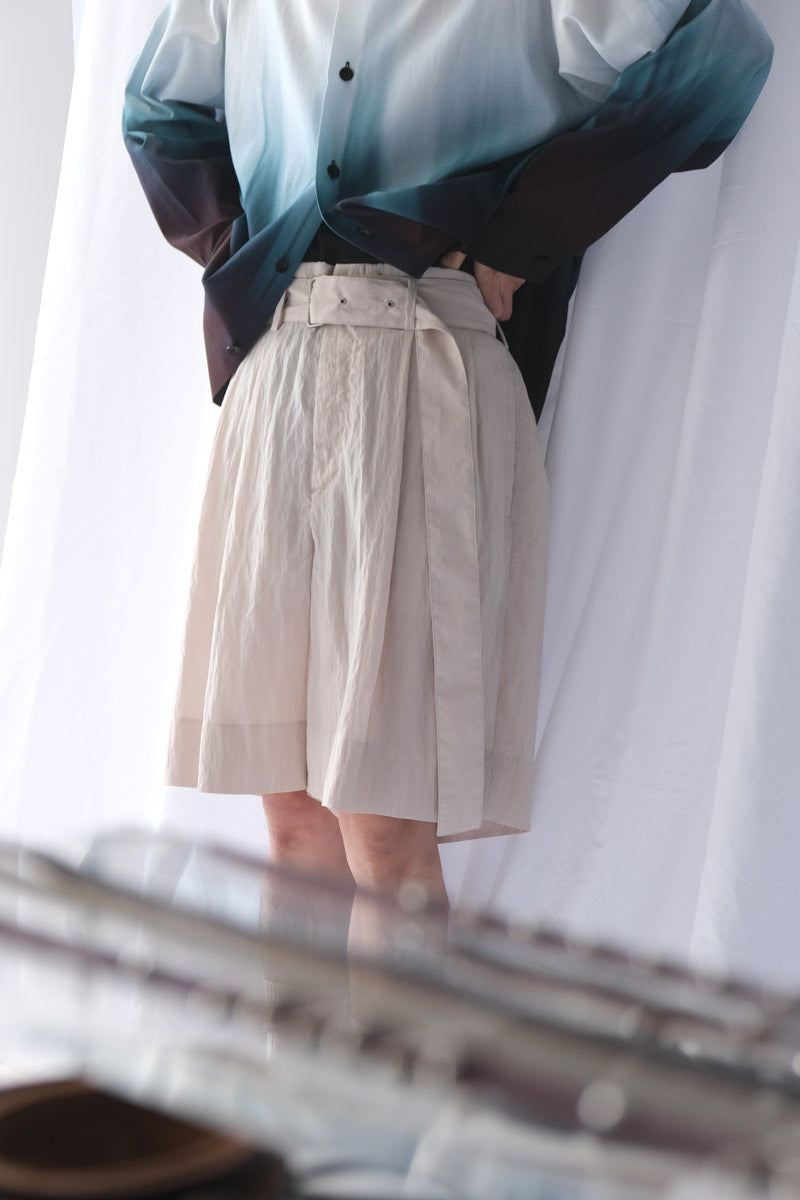 VISCOSE WASHER 2TUCK BELTED SHORTS / BEIGE