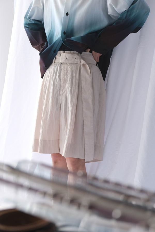 VISCOSE WASHER 2TUCK BELTED SHORTS / BEIGE