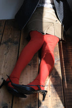 Load image into Gallery viewer, WOOL BACK BUTTON TIGHTS / RED