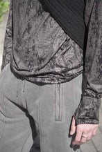 画像をギャラリービューアに読み込む, LAKI MELTED PRINT UV HOODIE / OLIVE