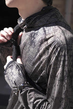 画像をギャラリービューアに読み込む, LAKI MELTED PRINT UV HOODIE / OLIVE