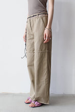 Load image into Gallery viewer, COTTON DYED TWILL KNEE SWITCHING CHINOS / CAMEL