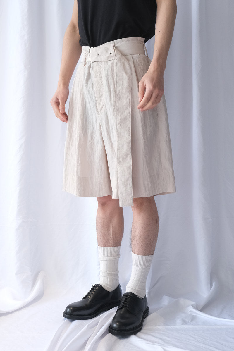 VISCOSE WASHER 2TUCK BELTED SHORTS / BEIGE