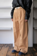 Load image into Gallery viewer, NOVEL TROUSERS / BEIGE CHINO