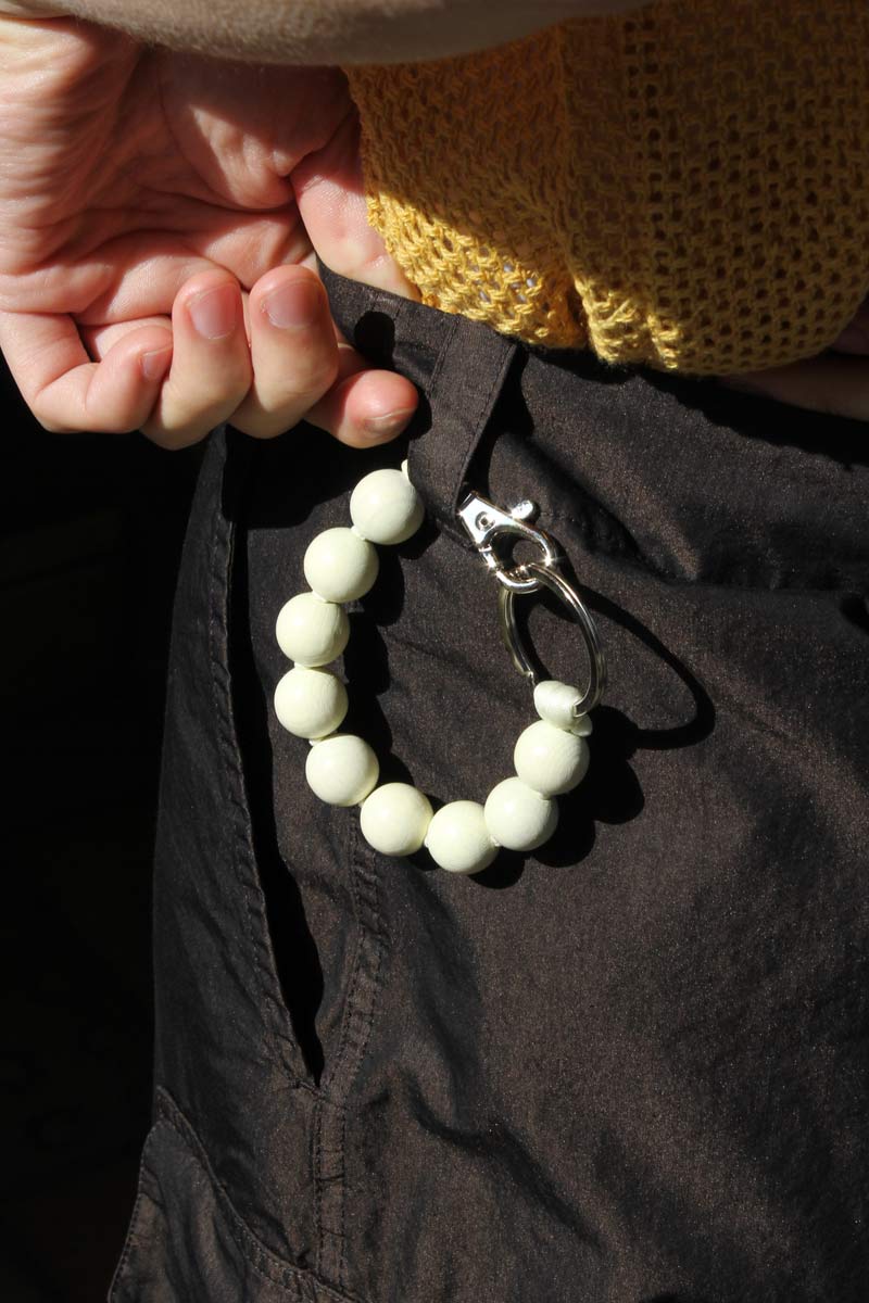 DICKE PERLEN SHORT KEYHOLDER / OPAL-OPAL