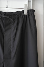 画像をギャラリービューアに読み込む, S17 NO.288 FINE WOOL DRAWSTRING TROUSERS / BLACK HERRINGBONE [金沢店]