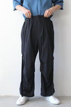 Load image into Gallery viewer, RECYCLING NYLON PARACHUTE PANTS / BLACK [20%OFF]