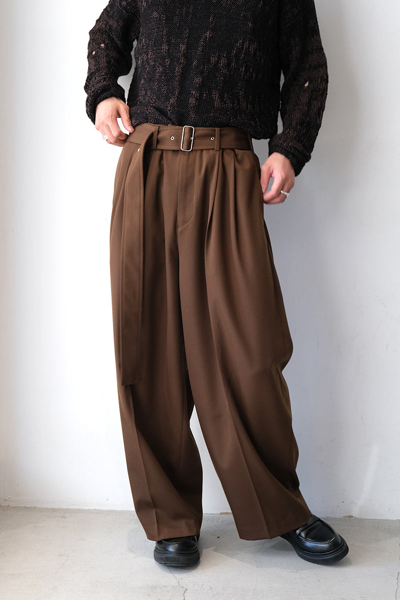 DOBBY CLOTH 2TUCK BELTED WIDE PANTS / BROWN