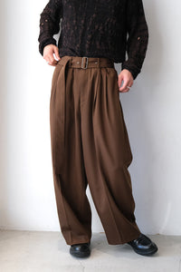 DOBBY CLOTH 2TUCK BELTED WIDE PANTS / BROWN