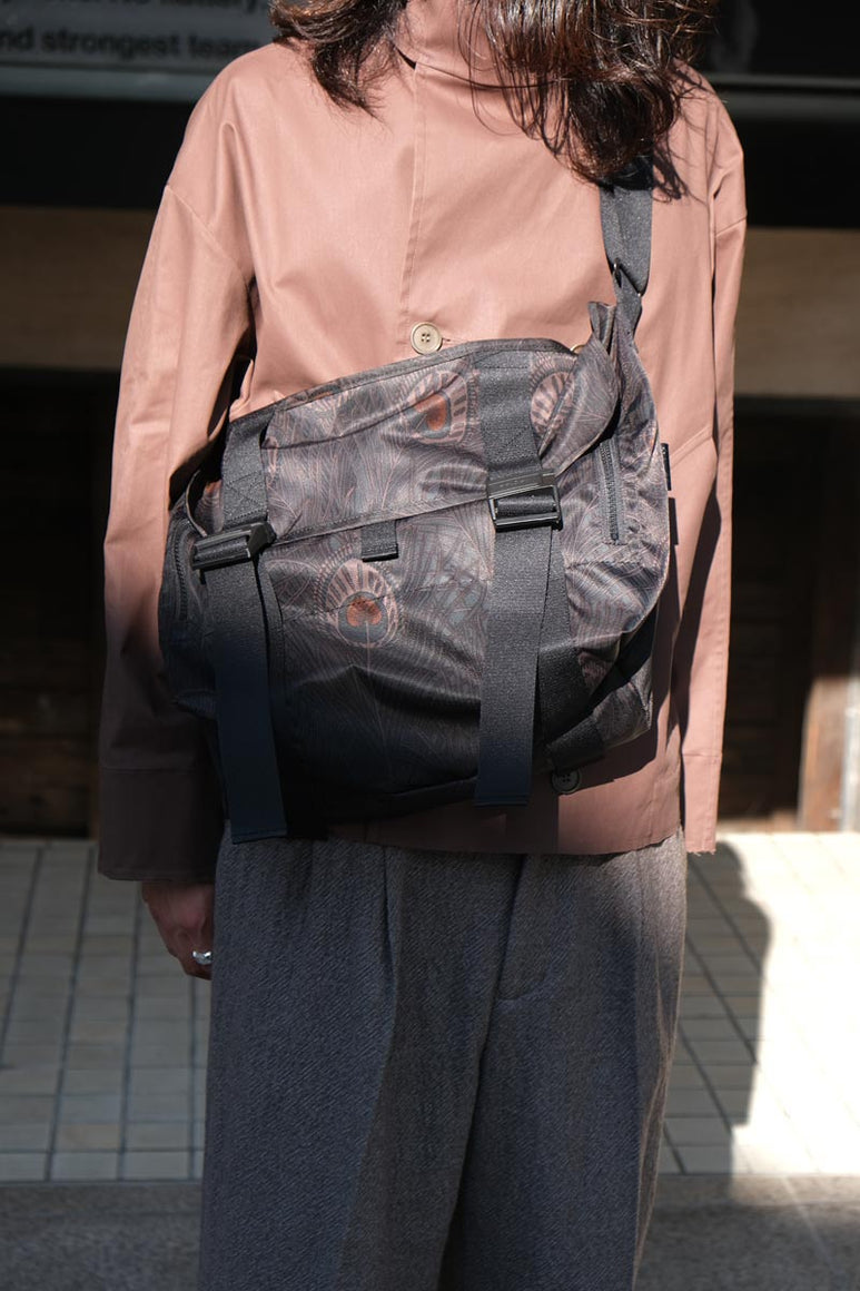 LIBERTY PEACOCK MESSENGER BAG(M) / DARK NAVY