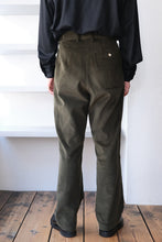 Load image into Gallery viewer, STRAIGHT TROUSERS HIGH DENCE WOOL GABARDINE / PETRO GREEN [Kobe store]