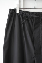 画像をギャラリービューアに読み込む, S17 NO.288 FINE WOOL DRAWSTRING TROUSERS / BLACK HERRINGBONE [金沢店]