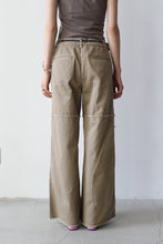 Load image into Gallery viewer, COTTON DYED TWILL KNEE SWITCHING CHINOS / CAMEL