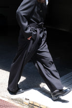 画像をギャラリービューアに読み込む, DOBBY CLOTH 2TUCK BELTED WIDE PANTS / BLACK