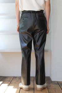 SYNTHETIC LEATHER BONDING BELTED PANTS / BLACK