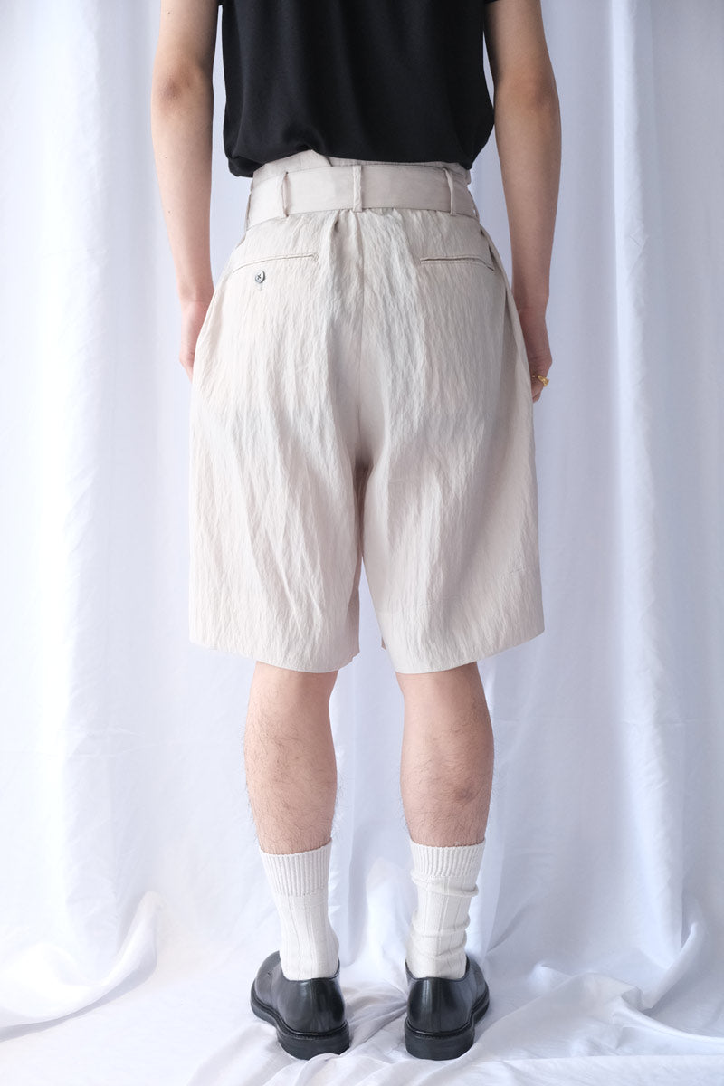 VISCOSE WASHER 2TUCK BELTED SHORTS / BEIGE