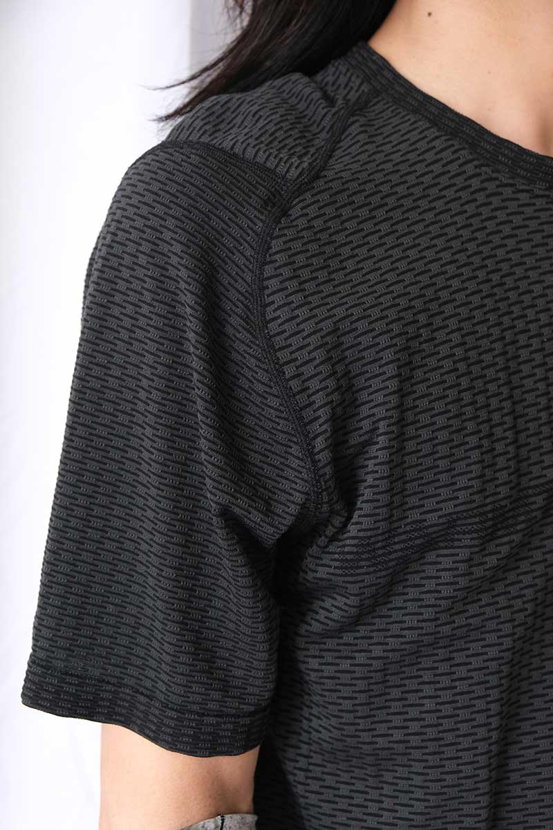 HIVEE DRYARN® LIGHTWEIGHT SEAMLESS T-SHIRT / BLACK