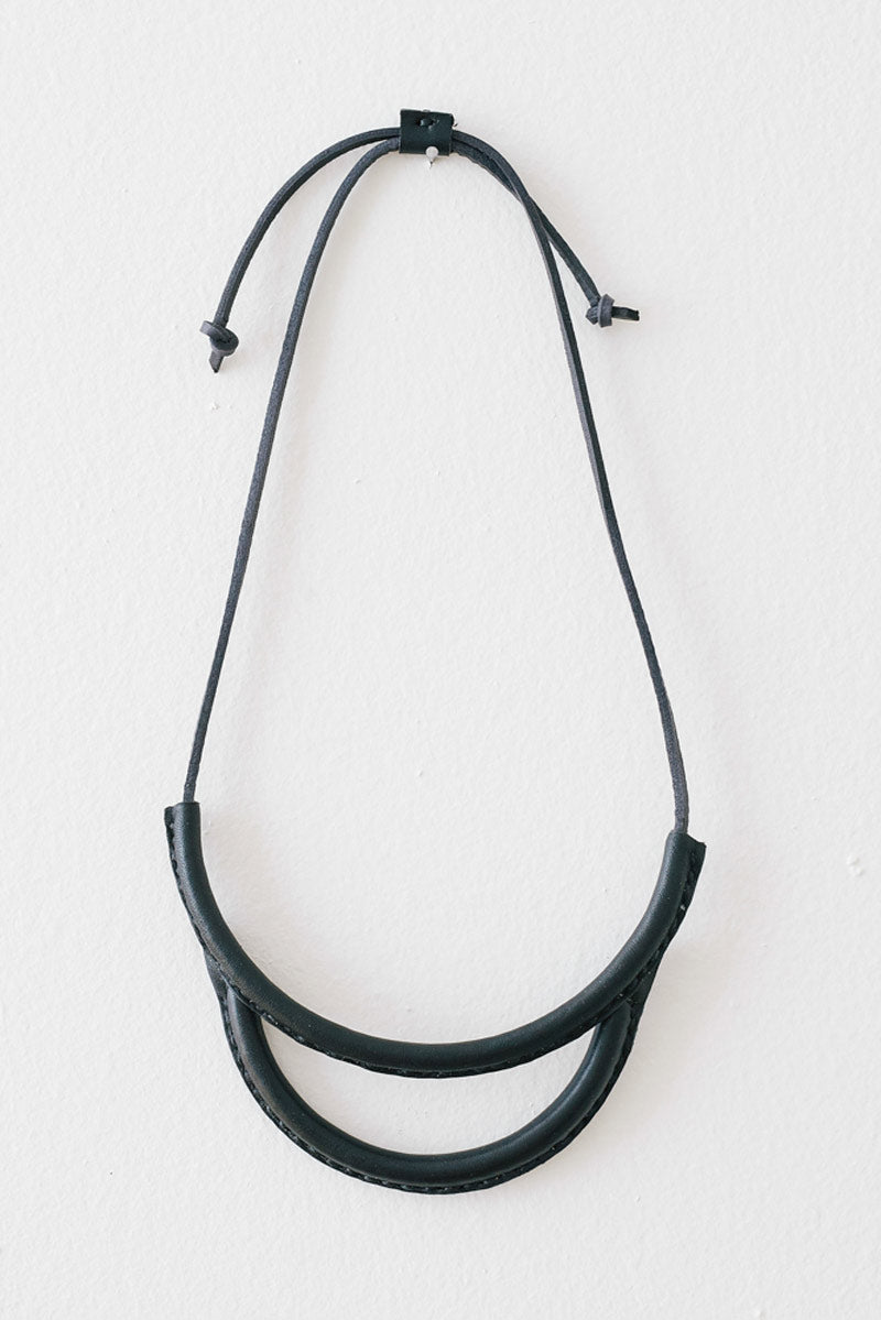 ARC LEATHER NECKLACE / BLACK