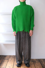 画像をギャラリービューアに読み込む, WOOL BROKEN KNIT HIGH NECK SWEATER / GREEN