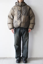 Load image into Gallery viewer, SMOOTH DOWN JACKET / TAUPE