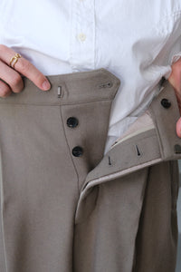 2 PLEATS TROUSER LAMBS WOOL FLANNEL  / STONE [神戸店]