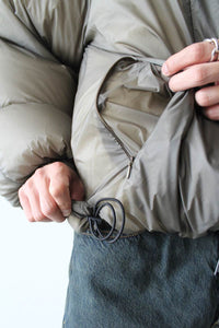 SMOOTH DOWN JACKET / TAUPE